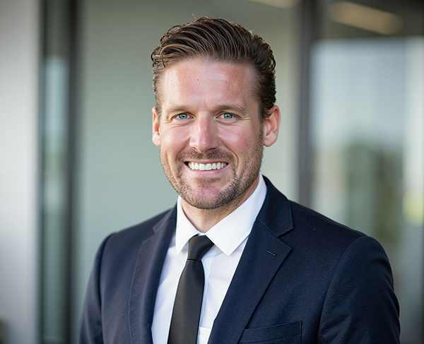 Kevin Dickinson headshot